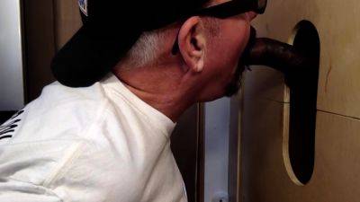 Gloryhole mature gay sucks black meat - drtuber.com